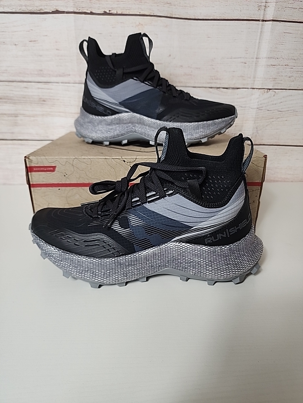 Saucony Endorphin Trail Mid Runshield Women’s Size 8 Black Grey Hiking Sneakers